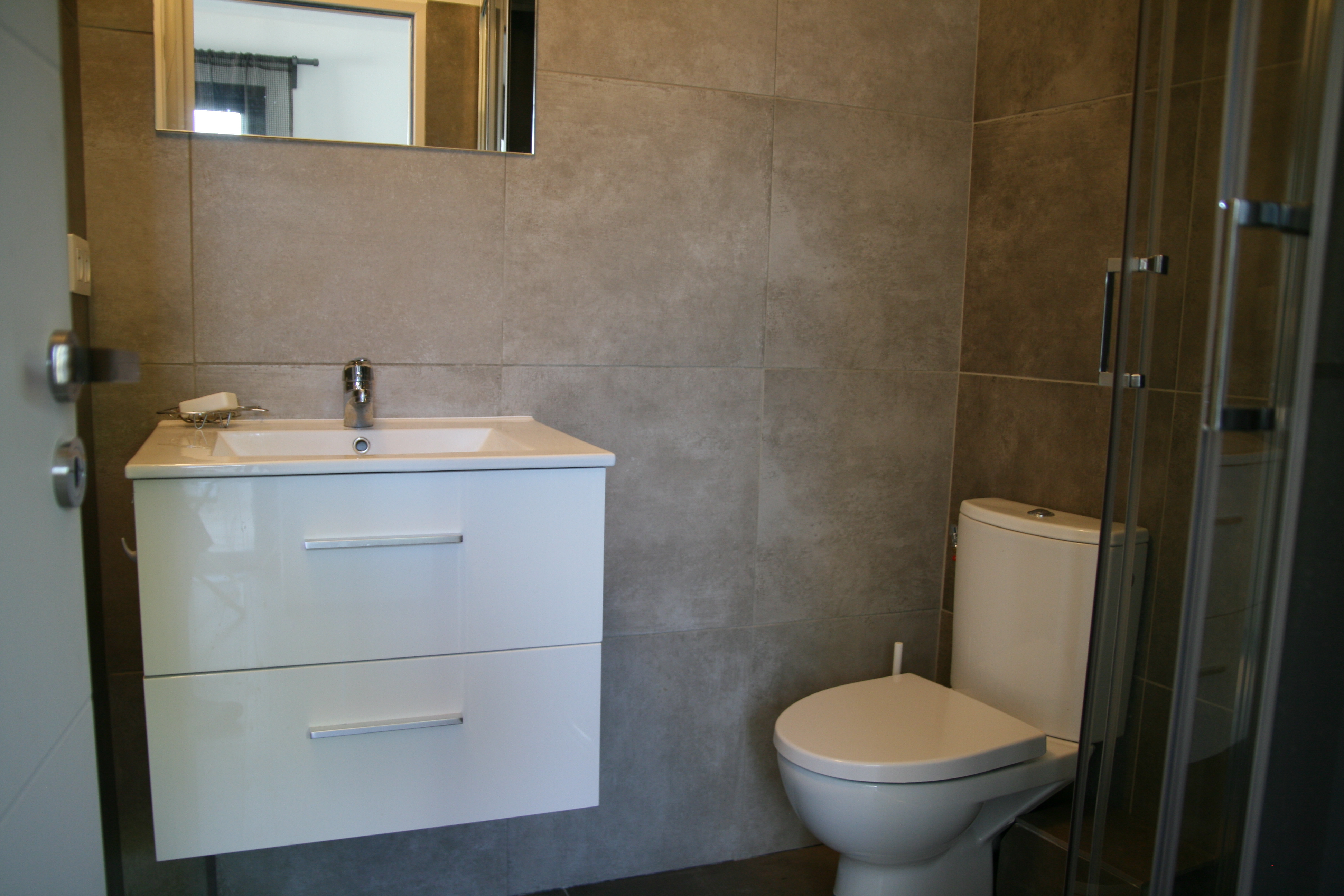 La salle d'eau avec lavabo, wc et cabine douche